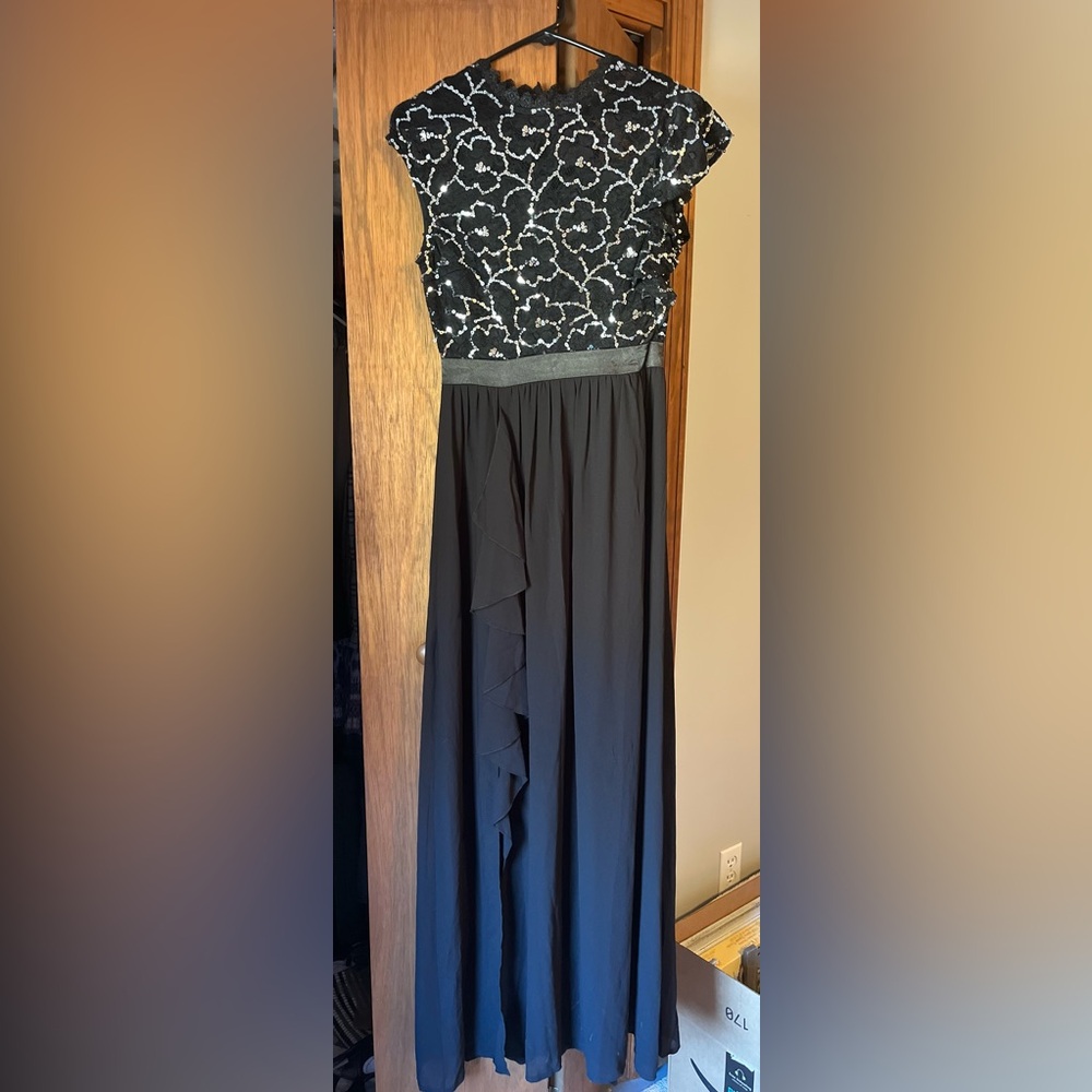 Elegant Black Maxi Dress with Sequinned Floral Bodice